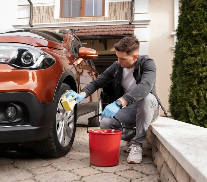 Lavage auto à domicile Bihorel : professionnel intervenant sur un véhicule
